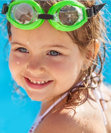 une enfant avec des lunettes de piscine